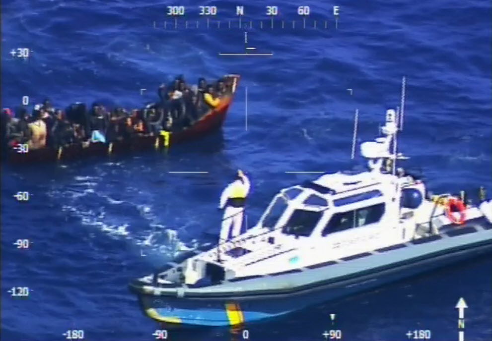 Besättningen på KBV 475 vid överlastad migrantbåt. Foto: Frontex.