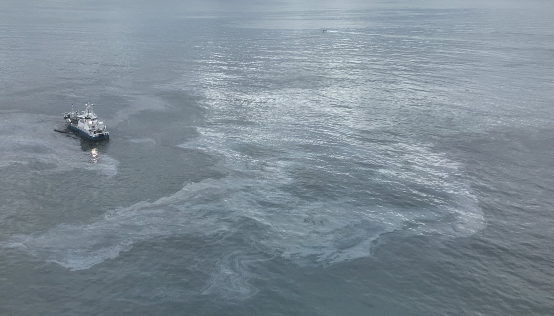 Kustbevakningsfartyg som tar upp olja från Marco Polo måndag morgon.  Foto: Kustbevakningens flyg.