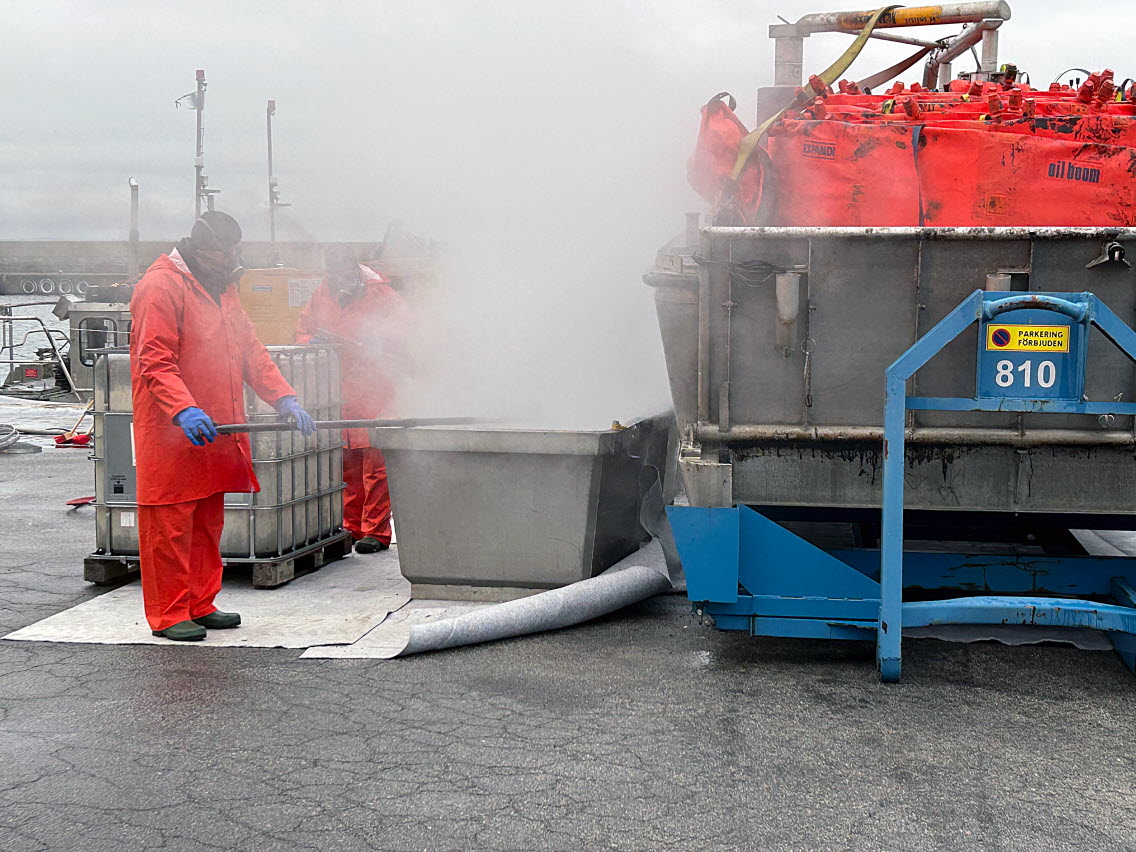 Kustbevakningen arbetar med att sanera fartyg och utrustning från olja. Foto: Kustbevakningen 