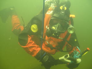 Dykare undersöker vrak