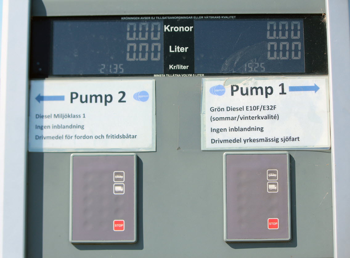 Välj rätt pump! På den här macken står det tydligt att pump 1 är för yrkestrafik och pump 2 för fritidsbåtar.