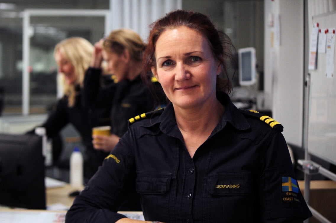 Hanna Bühler Adolfsson arbetar som vakthavande befäl på Kustbevakningens nationella ledningscentral. Foto; Pernilla Johansson